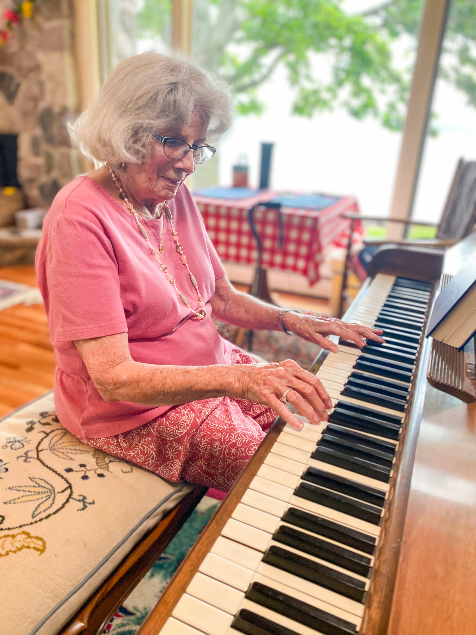 eileen kelly plays piano